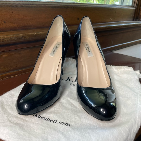 Gorgeous black patent leather LK Bennett size US 9 / 40  court shoe heels